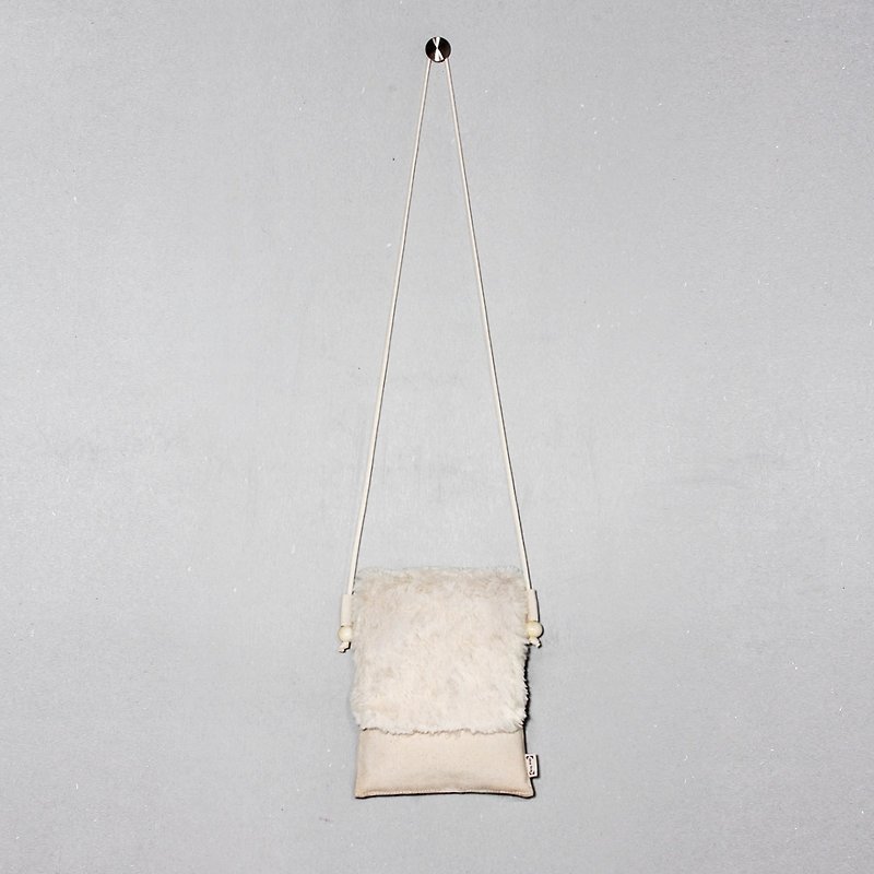 Furry mini bag - Light travel bag - Limited product - กระเป๋าแมสเซนเจอร์ - ผ้าฝ้าย/ผ้าลินิน ขาว
