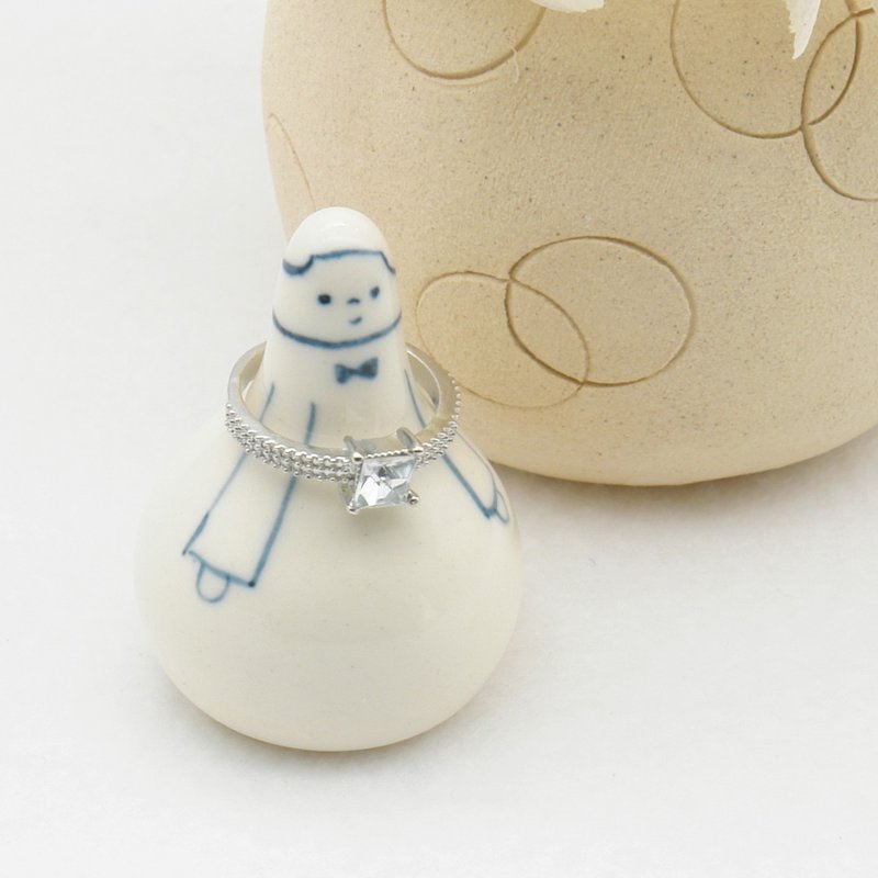 Pottery ring holder girl - General Rings - Porcelain White