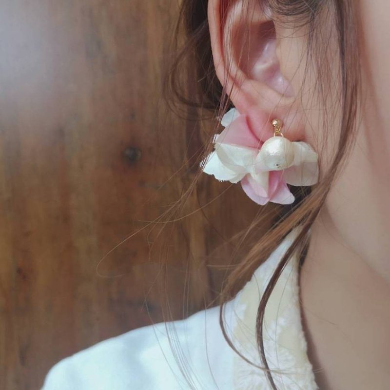 日本櫻花風 花朵和棉珍珠耳環 / 耳夾 / 抗過敏/ Japanese sakura - 耳環/耳夾 - 植物．花 粉紅色