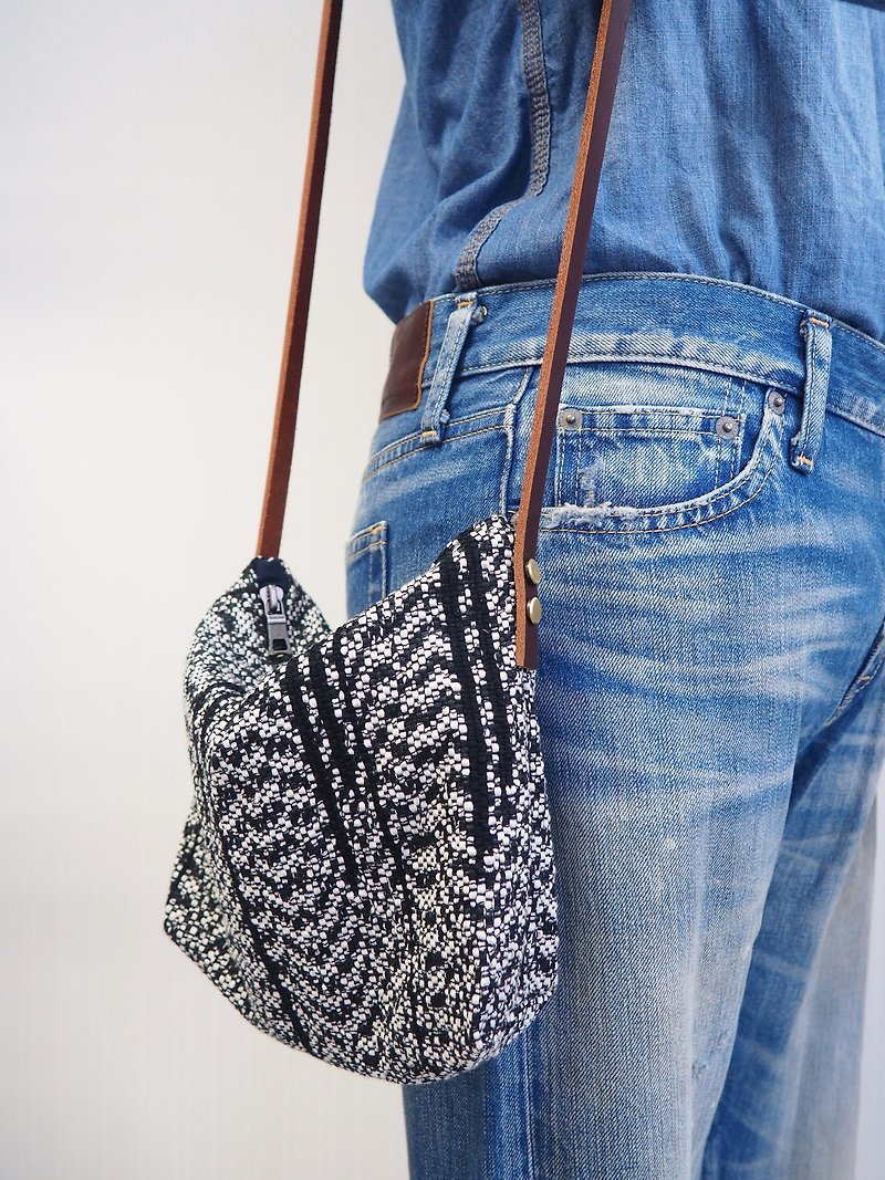 Handwoven Side Bag (Black & White) - กระเป๋าแมสเซนเจอร์ - ผ้าฝ้าย/ผ้าลินิน สีดำ