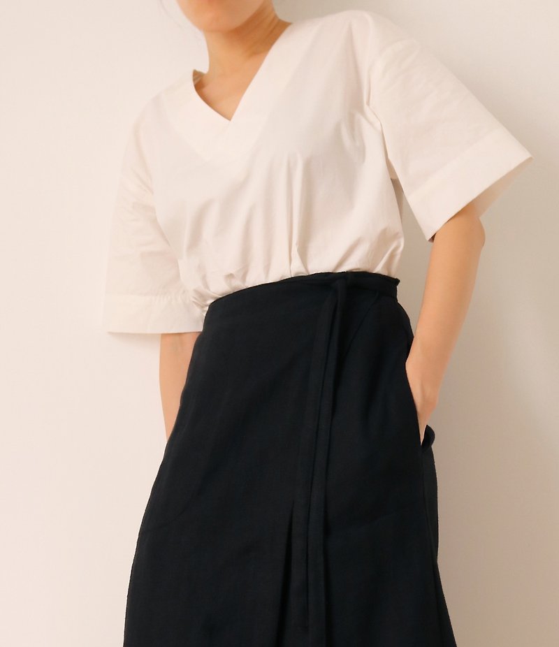 Note Top white v-neck five-point sleeve top - เสื้อผู้หญิง - ผ้าฝ้าย/ผ้าลินิน 