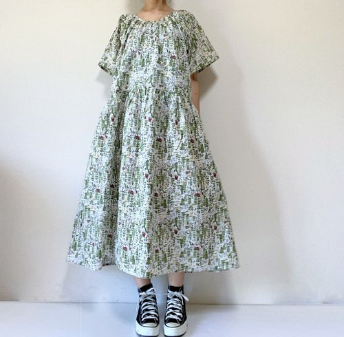 Deep woods pattern　one-piece　dress　raglan　sleeve　white　green