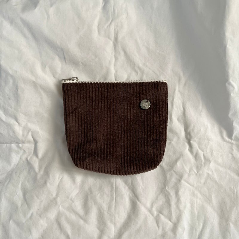 āsana Simple Daily Pouch / Corduroy Matte Brown (Size S) - กระเป๋าเครื่องสำอาง - ผ้าฝ้าย/ผ้าลินิน สีนำ้ตาล