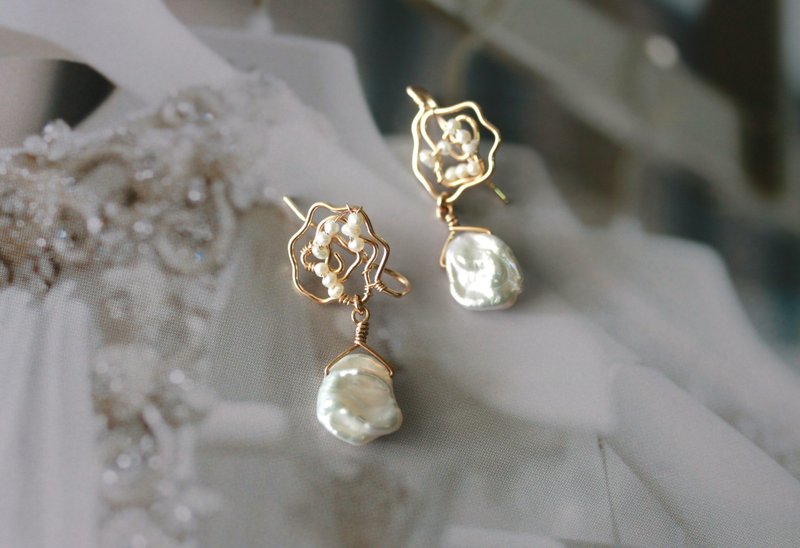 [Christmas Ornaments] Dried rose natural deformed pearls 14KGF gold- Clip-On ear pins for sharing - ต่างหู - ไข่มุก ขาว