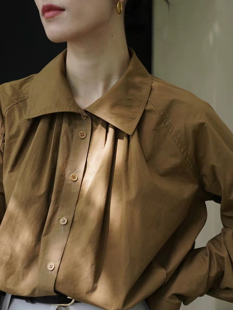 Versatile Vintage Smocked Shirt in Combed Cotton - เสื้อเชิ้ตผู้หญิง - ผ้าฝ้าย/ผ้าลินิน 
