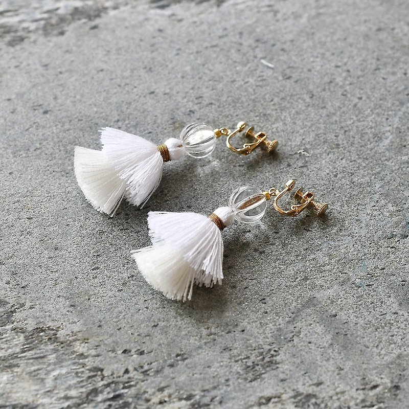 イヤリング/Double tassel earrings /Hydrangea white - ピアス・イヤリング - その他の素材 ホワイト