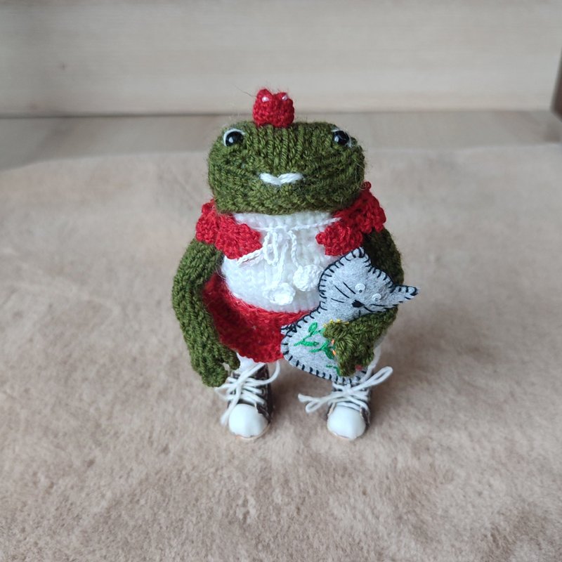 Green knitted Frog. Cute froggies with  little cat toy. Knitted toys frog. - ตุ๊กตา - ลินิน สีเขียว