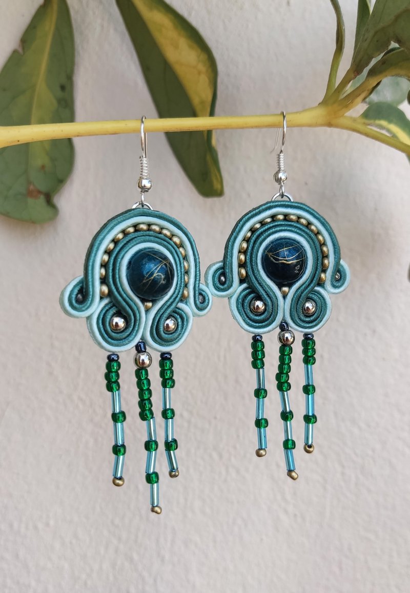 綠色長耳環 Beadwork earrings, embroidered earrings, soutache earrings - ต่างหู - วัสดุอื่นๆ สีเขียว