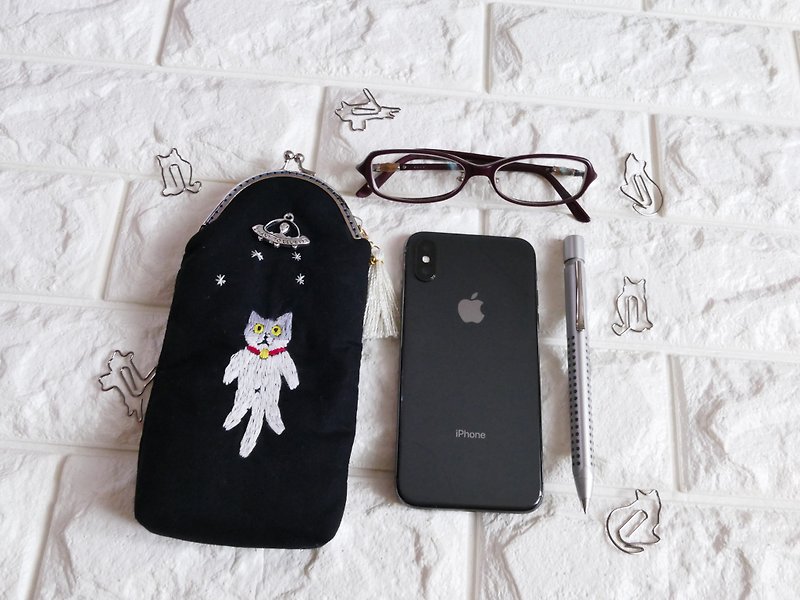 Embroidered pen case is a maguchi cat and UFO - กล่องดินสอ/ถุงดินสอ - ผ้าฝ้าย/ผ้าลินิน สีดำ