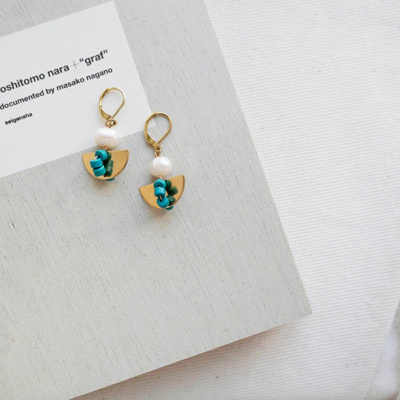 【Encircle the circle】Pearl turquoise earrings - ต่างหู - ไข่มุก สีทอง