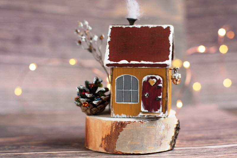 Christmas village house. Small wooden house. Merry christmas gift. Cabin decor - ตุ๊กตา - ไม้ สีเหลือง