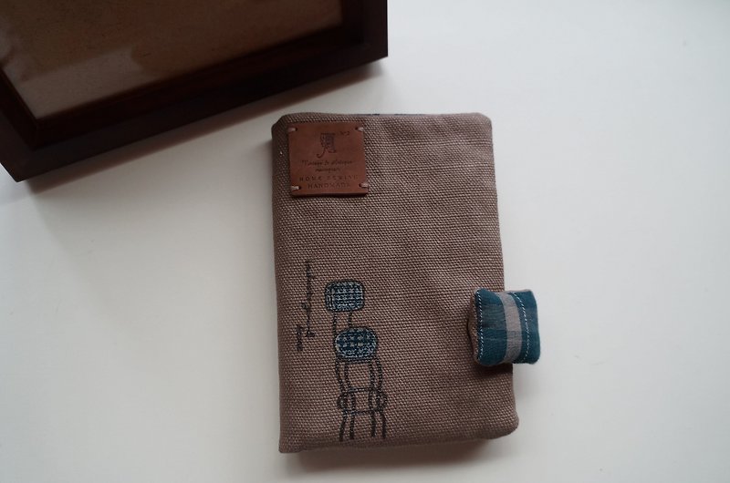 手繪質樸感藍格椅護照夾 - 護照夾/護照套 - 棉．麻 咖啡色