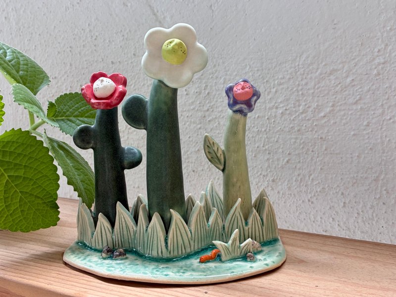 | Luna 陶偶系列 | 陶器 紅花 白花 紫花 綠草叢 擺設 - 擺飾/家飾品 - 陶 綠色
