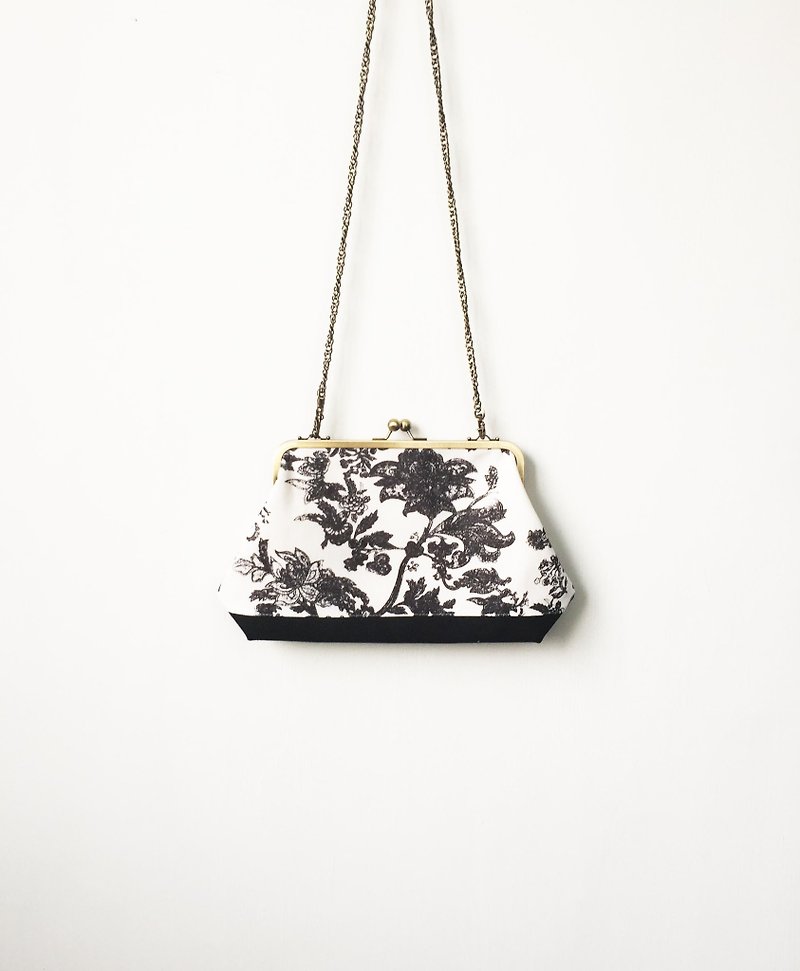 black flowers all clasp frame bag/with chain/ cosmetic bag - กระเป๋าคลัทช์ - ผ้าฝ้าย/ผ้าลินิน สีดำ