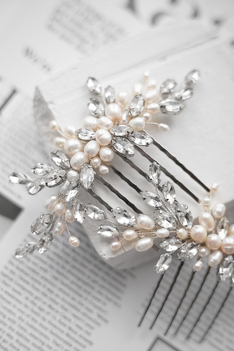 Shiny crystal pearl bridal jewelry, Wedding hair comb, Bride accessory. 1 PIECE - เครื่องประดับผม - ไข่มุก ขาว