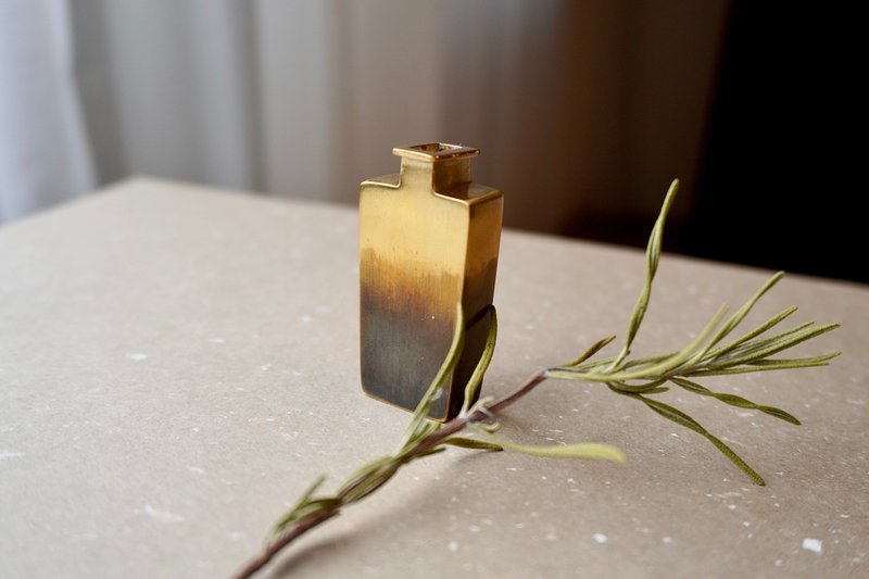 黃銅迷你花器-方肩漸層染黑瓶 - 擺飾/家飾品 - 銅/黃銅 金色