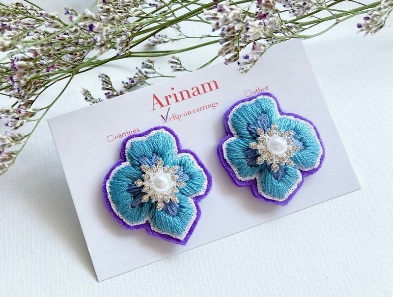 【ピアス/イヤリング/刺繍アクセサリー/ブルー/パープル/プチギフト/プレゼント】 bon bon Delphinium - 耳環/耳夾/耳骨夾 - 繡線 藍色