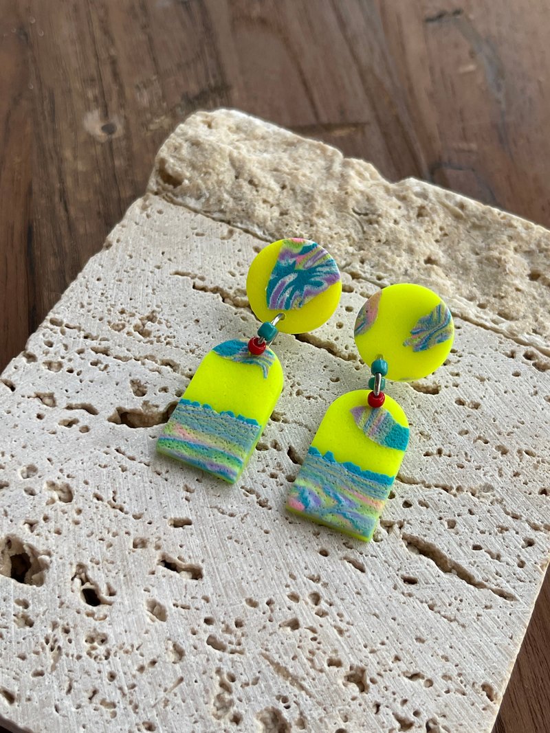 3kykitty || Surfer Paradise psychedelic print polymer clay arch earrings - ต่างหู - ดินเหนียว สีเหลือง