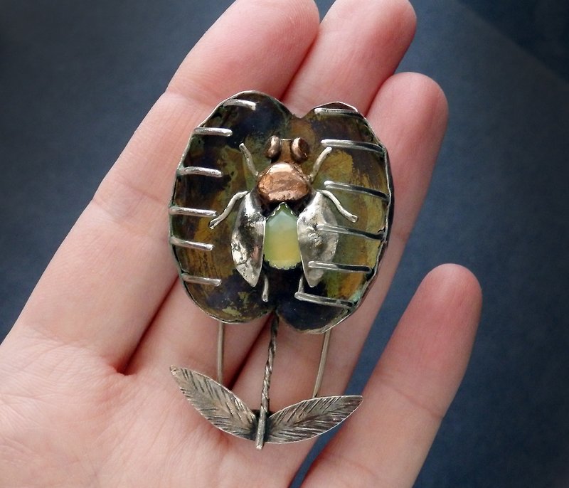 Venus flytrap brooch/ Plant pin / Botanic jewelry - 胸針/心口針 - 其他金屬 綠色
