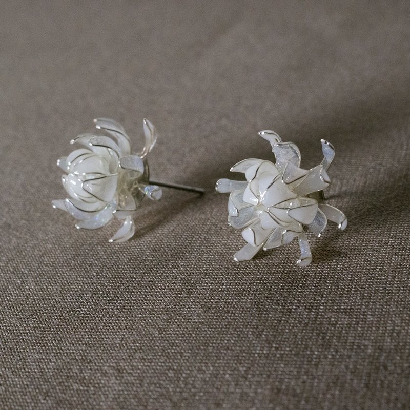 [Customized product] Beauty under the Moon - Resin Earrings Flower Liquid Crystal Flower Resin Flower Epiphyllum - ต่างหู - เรซิน ขาว