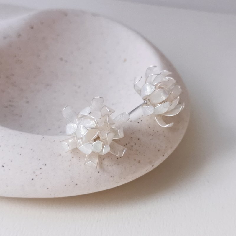 【カスタマイズ可】月下美人 - レジンピアス・イヤリング 造花液 クリスタルフラワー レジンフラワー 一夜花 - ピアス・イヤリング - レジン ホワイト