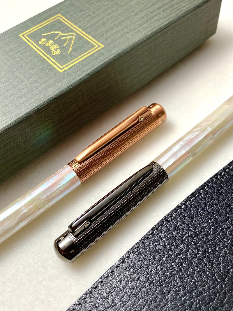 3952 オールド ゴート-エルアンビ マザーオブパール ローズローズゴールドペン先 万年筆 - 万年筆 - その他の素材 