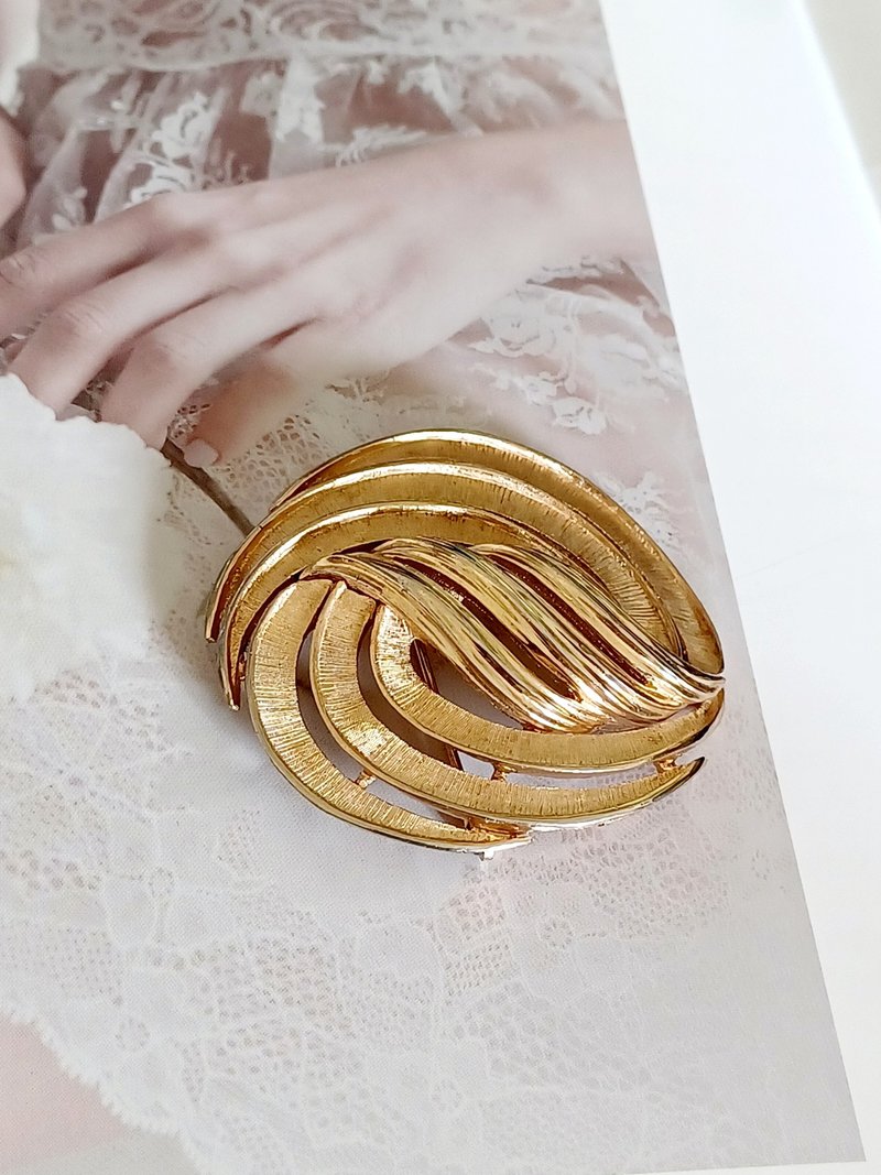 vintage jewelry 古董Trifari  金色旋渦 別針 - 胸針 - 其他金屬 