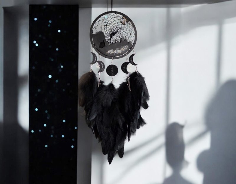 Handmade Black Dreamcatcher with Wolf and Moon Phases – Mystical Boho Wall Decor - 壁貼/牆壁裝飾 - 木頭 黑色