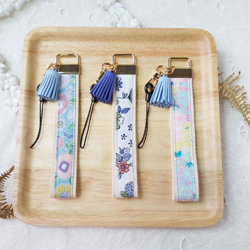 Blue floral fabric fringed mobile phone anti-fall wrist strap - เชือก/สายคล้อง - ผ้าฝ้าย/ผ้าลินิน สีน้ำเงิน