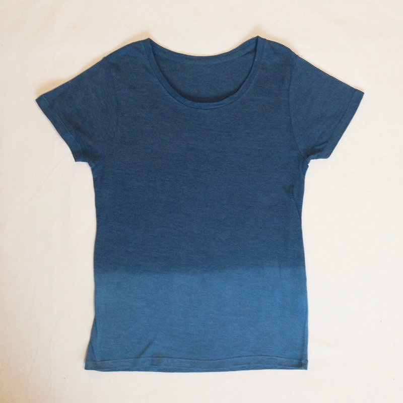 SEA TEE blue gradation Indigo dyed Aizen - เสื้อยืดผู้หญิง - ผ้าฝ้าย/ผ้าลินิน สีน้ำเงิน