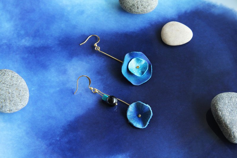 Blue summer mismatched gradient leather vegetable tanned leather shaping earrings (pair) - ต่างหู - หนังแท้ สีน้ำเงิน