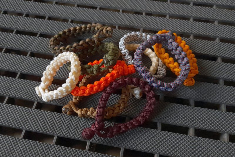 [Christmas Ornaments] American paracord hand-woven three-dimensional fishtail bracelet/rope buckle without printing plate - สร้อยข้อมือ - ไนลอน หลากหลายสี