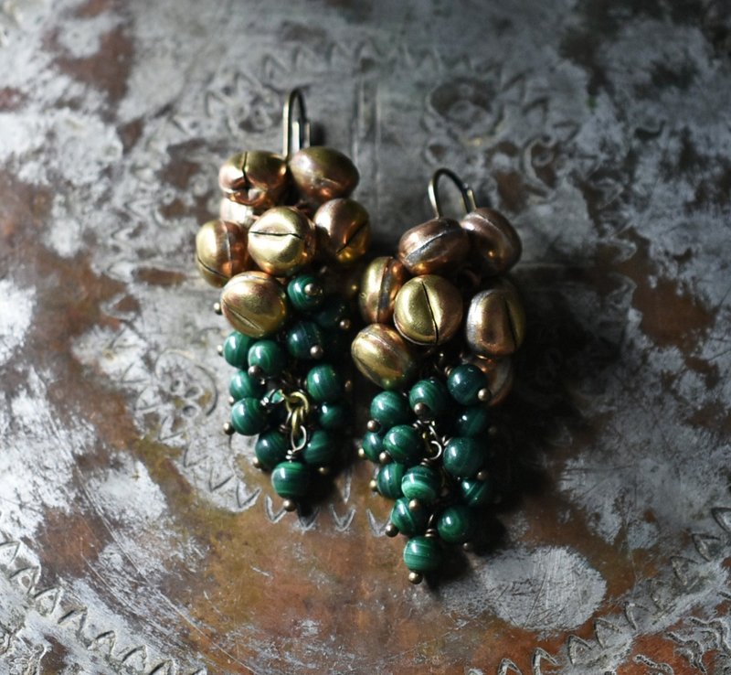 たわわな鈴とのマラカイトの実りのピアス - 耳環/耳夾/耳骨夾 - 其他金屬 綠色