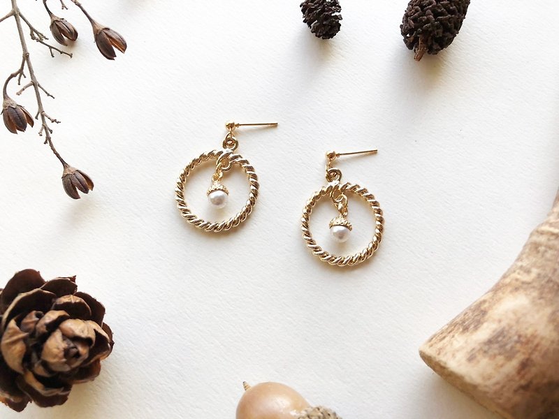 *coucoubird*Christmas circle pearl acorn earrings - Earrings & Clip-ons - Other Metals Gold