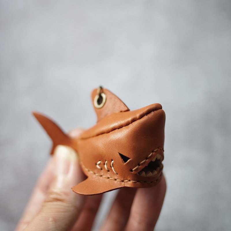 純手工製 迷你 棕色 鯊魚 鑰匙圈 shark Key holder - 鑰匙圈/鑰匙包 - 真皮 咖啡色