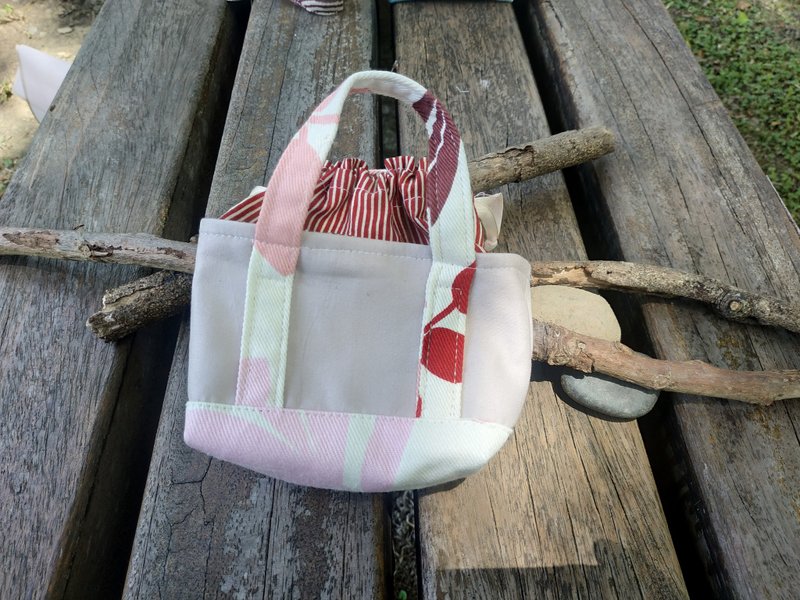 Small hanging bag storage bag mini drawstring tote bag pink flowers - กระเป๋าเครื่องสำอาง - ผ้าฝ้าย/ผ้าลินิน สึชมพู