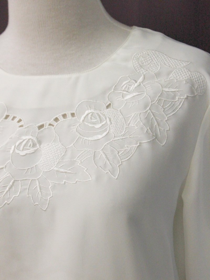 復古典雅玫瑰花朵刺繡圓領白色寬鬆長袖古著襯衫 Vintage Blouse - 女襯衫 - 聚酯纖維 白色