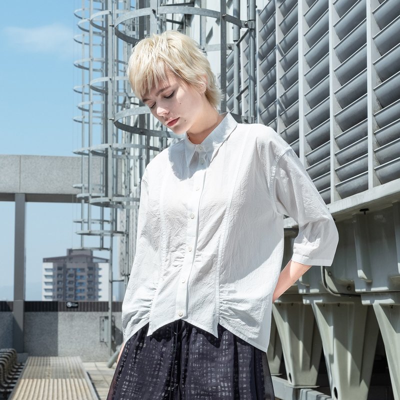 Light and simple pleated shirt with short front and long back - Women's Shirts - Cotton & Hemp White