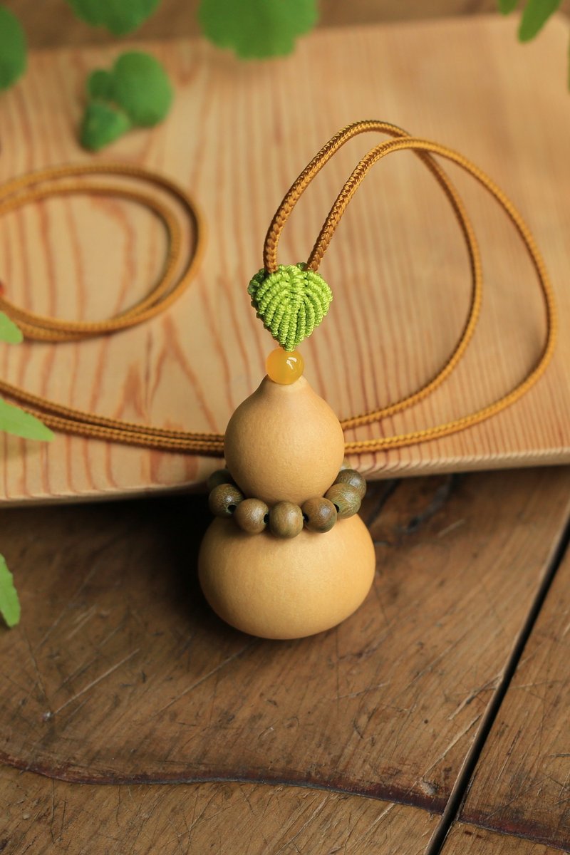 Natural gourd | Spring and Autumn original design, fully handmade | Natural gourd necklace with green sandalwood round beads - สร้อยคอ - พืช/ดอกไม้ 