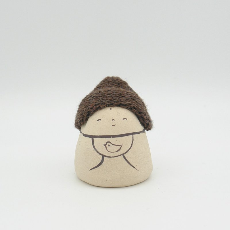 手作り陶人形　ニット帽をかぶったお地蔵さん - 擺飾/家飾品 - 陶 卡其色