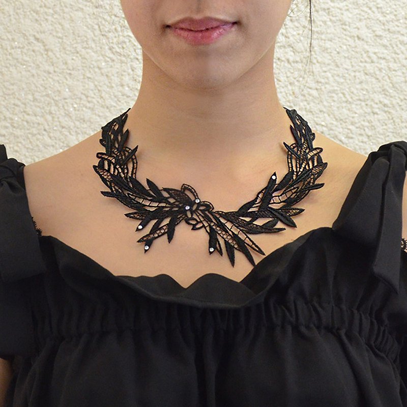 Hollow vein embroidered necklace - สร้อยคอ - งานปัก สีดำ
