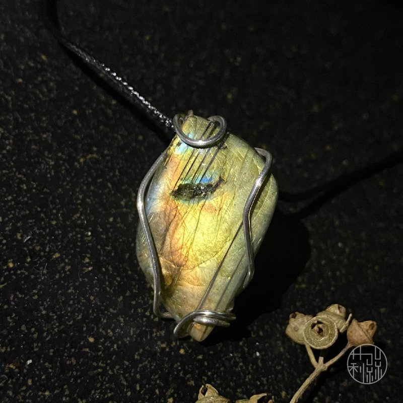 [One-of-a-kind] Mingling Huang Labradorite Necklace Metal Weave (with Leather Strap) - Necklaces - Crystal Yellow