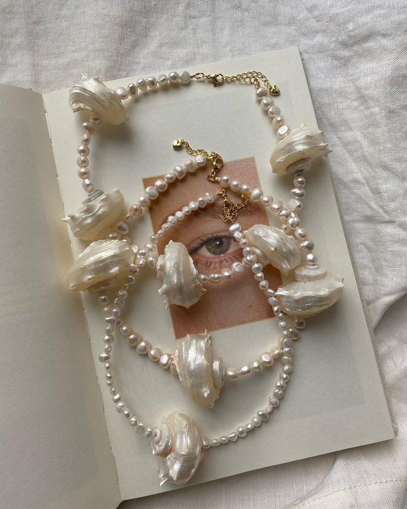 Pearl Delphinula Shell necklace with freshwater pearl necklace: golden pleated - 項鍊 - 貝殼 