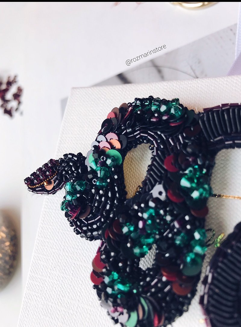 Handmade Beaded brooch Snake, Embroidered brooch for dresses and jackets - เข็มกลัด - แก้ว สีดำ