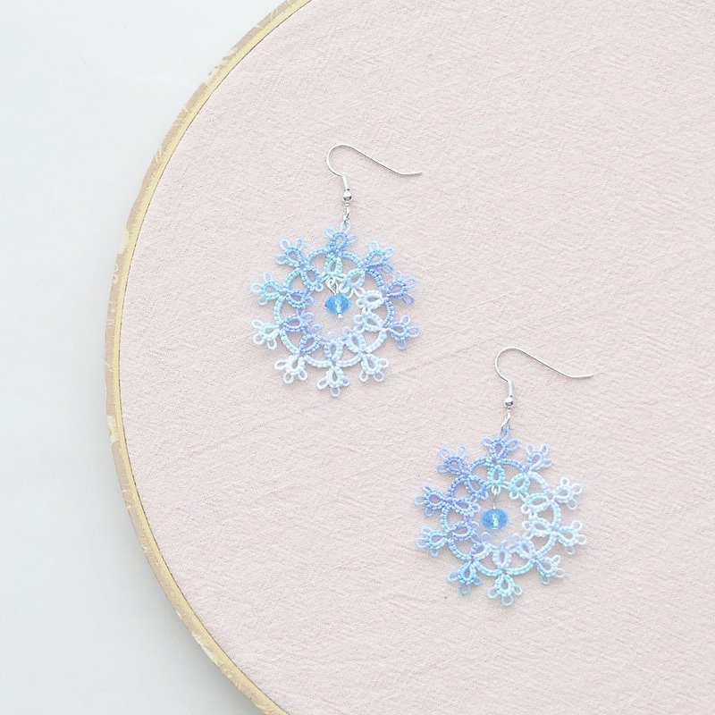 [Order] Hand-knitted Snowflake Earrings Symphony Blue Tatting Snowflake Earrings - ต่างหู - งานปัก สีน้ำเงิน