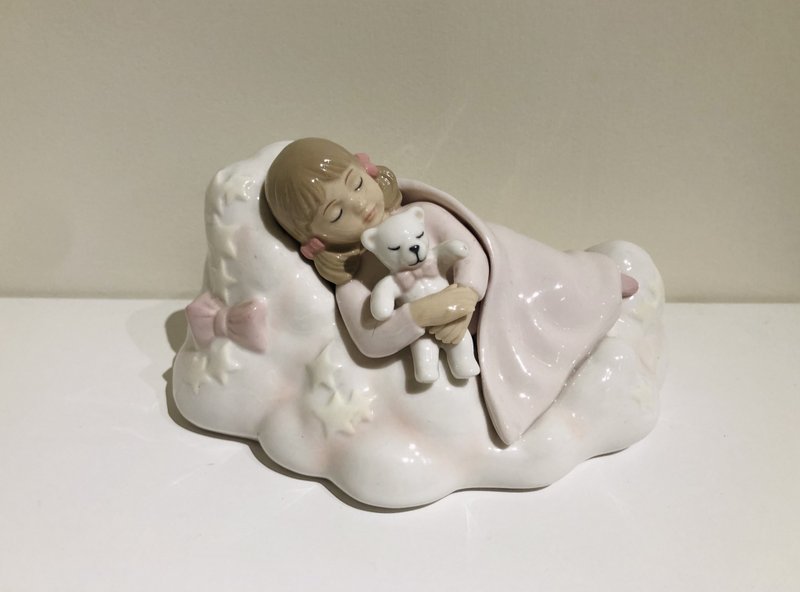 手工繪製 陶瓷 睡眠療癒小物 臥室 裝飾擺件 限量 粉紅雲朵女孩款 - 擺飾/家飾品 - 瓷 粉紅色