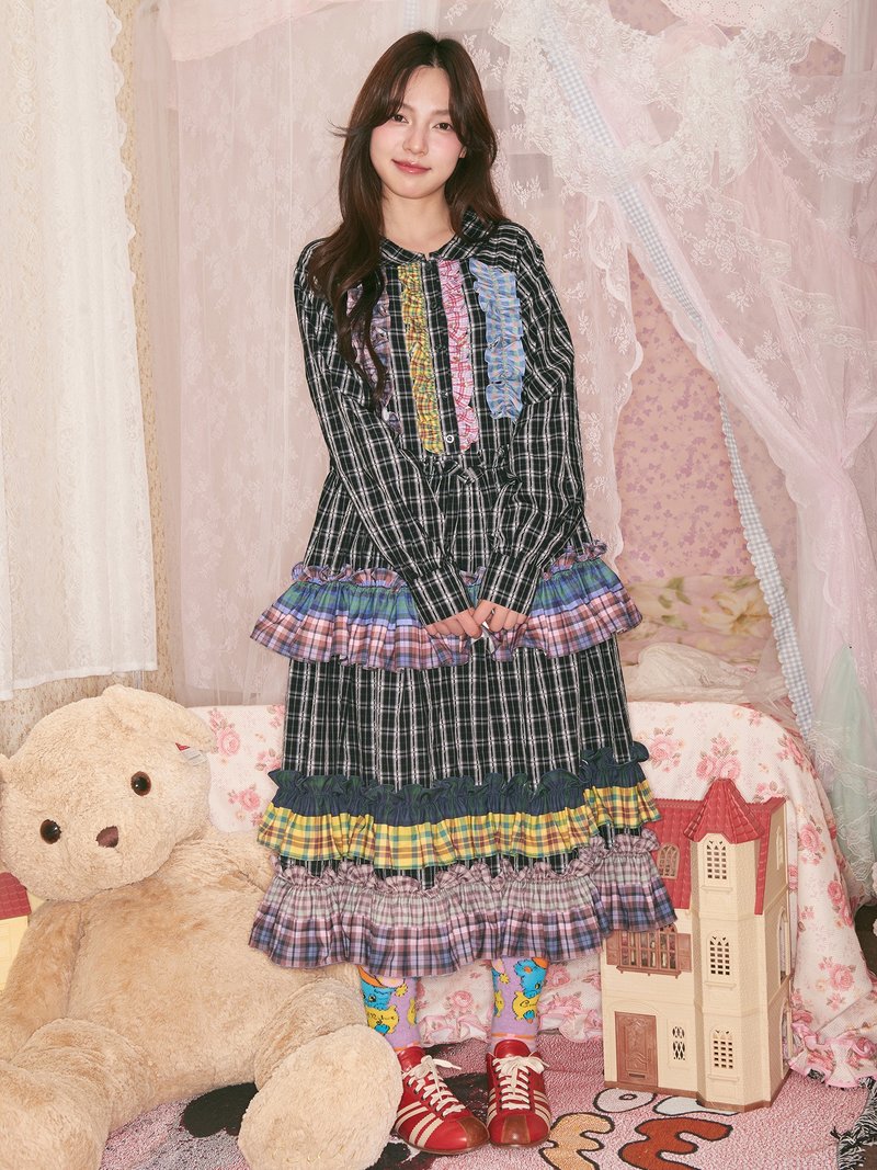 A versatile black dress featuring colorful ruffled plaid patchwork for a unique, stylish look. - ชุดเดรส - วัสดุอื่นๆ หลากหลายสี
