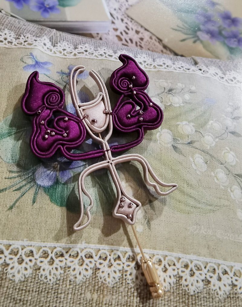 [Original design of disc buckle] [customized gift] happy character brooch - Brooches - Silk Purple