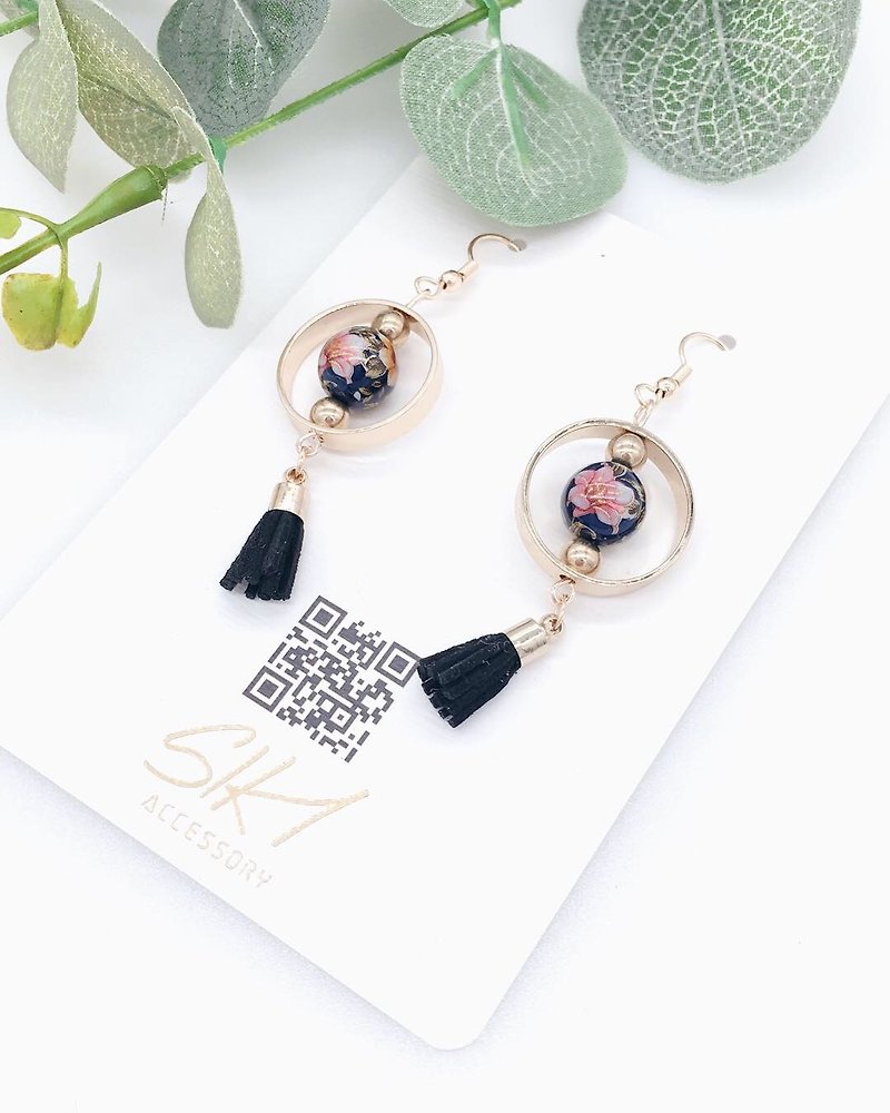 [Turnable Clip-On] Japan imported painted beads with hoop and leather tassel earrings - Earrings & Clip-ons - Porcelain Black