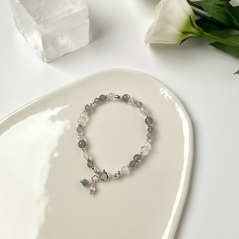 Labradorite Moonstone White Crystal/Natural Crystal Bracelet Natural Stone Bracelet Customized Bracelet - สร้อยข้อมือ - คริสตัล สีเทา